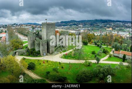 Antenne Panorama schloss Guimaraes in Portugal mit dramatischen Himmel Stockfoto