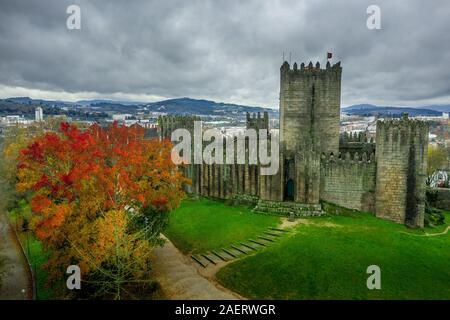 Antenne Panorama schloss Guimaraes in Portugal mit dramatischen Himmel Stockfoto