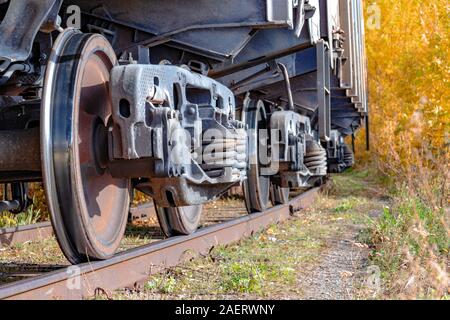 Räder von Güterwagen. Der Begriff der Logistik auf der Schiene. Lieferung von Fracht auf der Schiene. Stockfoto