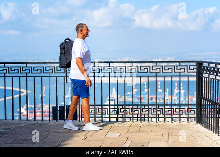 Portrait von Stattlichen alter Geschäftsmann auf Urlaub in der Nähe eines blauen Meer. Stockfoto