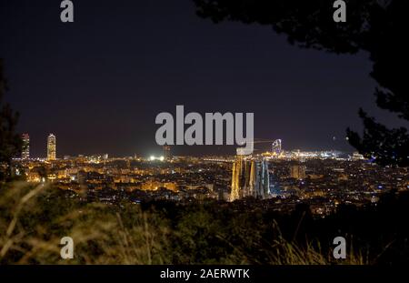 Barcelona Skyline bei Nacht mit dem Mond über dem Meer Stockfoto