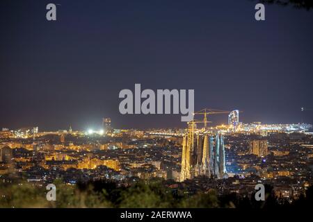 Barcelona Skyline bei Nacht mit dem Mond über dem Meer Stockfoto