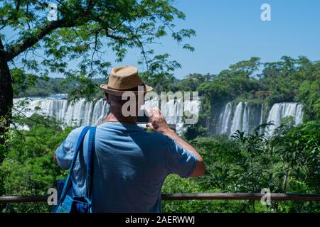 Männer in Nationalpark Iguazu Wasserfälle Argentinien unter Foto Stockfoto