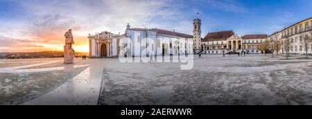 Universität Coimbra Hauptplatz mit dem Königlichen Palast, Glockenturm, Joanina barocke Bibliothek während der Sonnenuntergang in Portugal Stockfoto