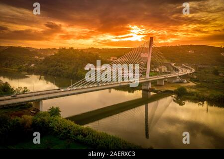 Blick auf die Ponte Rainha Santa Isabel in Coimbra über den Fluss Mondego mit der Sonne im Rücken Stockfoto