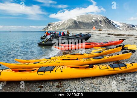 Seekajaks und Zodiaks neben das russischen Forschungsschiff AkademiK Sergey Vavilov ein Eis verstärkt auf einer Expedition Kreuzfahrtschiff nach Norden Spitzbergen. Stockfoto