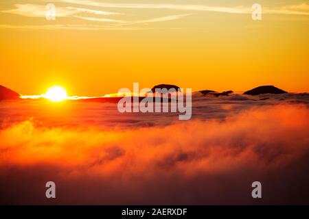 Großen Giebel aus roten Geröllhalden in der Seenplatte, Cumbria, UK, mit Tal Cloud verursacht durch eine Temperatur-Inversion. Stockfoto