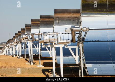 Teil der Solucar solar Complex von Abengoa Energie besessen, in Sanlucar La Mayor, Andalusien, Spanien. Die Seite hat Solar Tower, Parabolrinnen- und phot Stockfoto