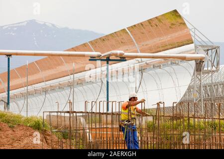 Das andasol Solar Power Station in der Nähe von Guadix in Andalusien, Spanien, ist die weltweit erste und größte solarthermische Parabolrinnen-Kraftwerke station. Es war Stockfoto