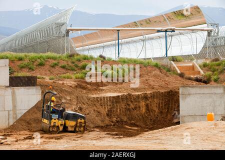 Das andasol Solar Power Station in der Nähe von Guadix in Andalusien, Spanien, ist die weltweit erste und größte solarthermische Parabolrinnen-Kraftwerke station. Es war Stockfoto