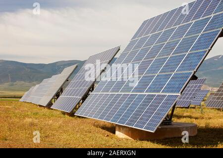 Ein Photovoltaik solar Kraftwerk in der Nähe von Guadix, Andalusien, Spanien. Stockfoto