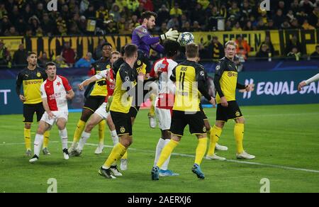 Dortmund, Deutschland. 10 Dez, 2019. firo: 10.12.2019, Fußball, Saison 2019/2020, Champions League: BVB Borussia Dortmund - Slavia Prag römischen Burki, Duelle | Verwendung der weltweiten Kredit: dpa/Alamy leben Nachrichten Stockfoto