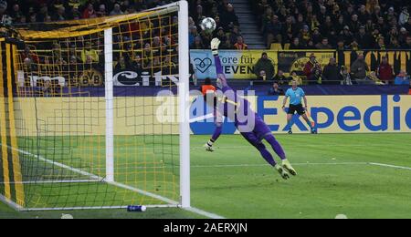 Dortmund, Deutschland. 10 Dez, 2019. firo: 10.12.2019, Fußball, Saison 2019/2020, Champions League: BVB Borussia Dortmund - Slavia Prag römischen Burki, Parade | Verwendung der weltweiten Kredit: dpa/Alamy leben Nachrichten Stockfoto