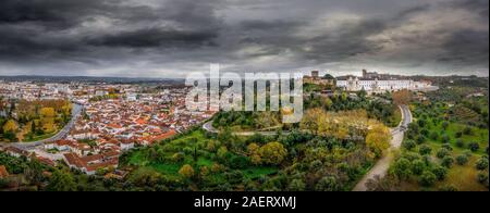 Antenne Panorama von Tomar schloss einmal durch die Tempelritter, die Stadt und die Christus Kloster in Portugal im Besitz Stockfoto