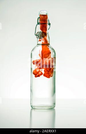 Mit roten Rauch und Kappe Flasche Stockfoto