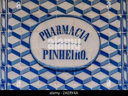 Blaue Apotheke Zeichen von Portugal auf traditionellen Azulejos Fliesen Stockfoto