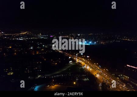 Oktober 26, 2019. Krakau, Polen. Nacht Stadt mit glänzenden Lichtern, Luftaufnahme Stockfoto