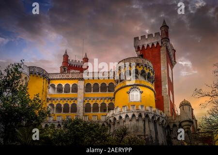 Luftaufnahme von rot gelb blau Pena Palast in Sintra Portugal stimmten die 7 Wunder von Portugal Stockfoto