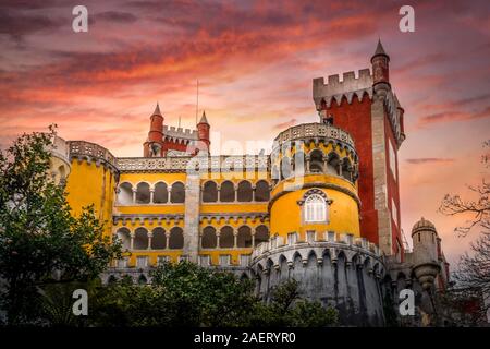Luftaufnahme von rot gelb blau Pena Palast in Sintra Portugal stimmten die 7 Wunder von Portugal Stockfoto