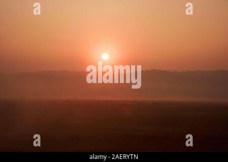 Die Appalachian Bergkette in North Georgia USA bei Sonnenaufgang. Ein in der Nähe wildfire erstellt dunstigen Himmel und ungewöhnlichen Lichtverhältnissen. Stockfoto