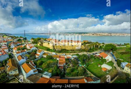 Antenne Panorama der April 25 Brücke über die Targus Fluss zwischen Lissabon und Almada mit einem gigantischen Jesus Christus Statue und die Almada Schloss Stockfoto