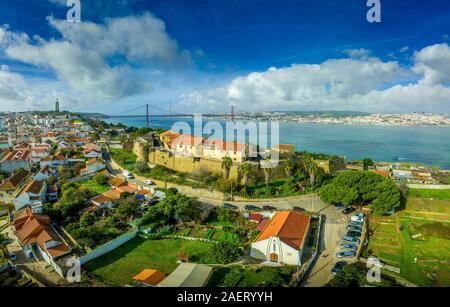 Antenne Panorama der April 25 Brücke über die Targus Fluss zwischen Lissabon und Almada mit einem gigantischen Jesus Christus Statue und die Almada Schloss Stockfoto