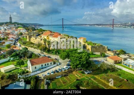 Antenne Panorama der April 25 Brücke über die Targus Fluss zwischen Lissabon und Almada mit einem gigantischen Jesus Christus Statue und die Almada Schloss Stockfoto