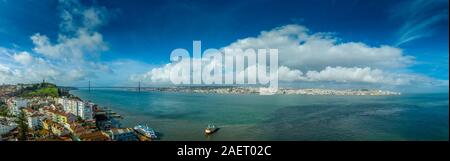 Antenne Panorama der April 25 Brücke über die Targus Fluss zwischen Lissabon und Almada mit einem gigantischen Jesus Christus Statue und die Almada Schloss Stockfoto