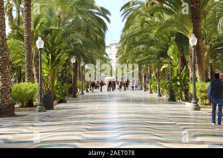 ALICANTE, Spanien - 29 November 2019: Die promenade Explanada in Alicante, Spanien. Stockfoto