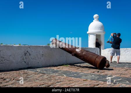 Ein paar Touristen fotografieren an einem alten Küstenstadt fort in der brasilianischen Tropen. Stockfoto