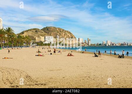 ALICANTE, Spanien - 29 NOVEMBER 2019: Strand El Postiguet, Alicante, Costa Blanca, Spanien Stockfoto