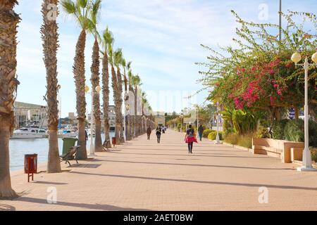 Promenade am Hafen von Alicante, Spanien. Stockfoto