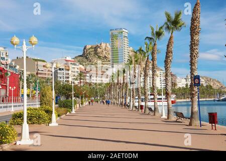 ALICANTE, Spanien - 29 NOVEMBER 2019: Alicante promenade Mittelmeer Ziel in Spanien, Europa Stockfoto