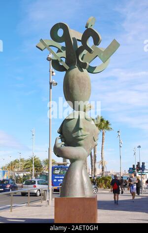 ALICANTE, Spanien - 29 NOVEMBER 2019: El adivinador ist eine abstrakte Skulptur in Bronze zwischen Puerta del Mar Square und Plaza del Puerto Square Stockfoto