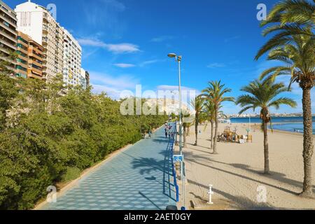 ALICANTE, Spanien - 29 NOVEMBER 2019: Alicante Promenade Paseo de Gomiz mit Playa del Postiguet Strand, Spanien Stockfoto