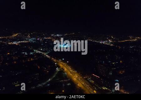 Oktober 26, 2019. Krakau, Polen. Nacht Stadt mit glänzenden Lichtern, Luftaufnahme Stockfoto