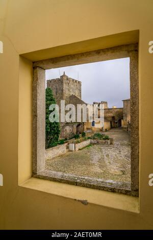 Blick auf die Burg von Palmela durch ein Fenster eingerahmt Stockfoto