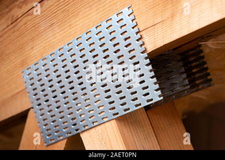 Detail einer Truss mit verzinkten Nagelplatten. Stockfoto