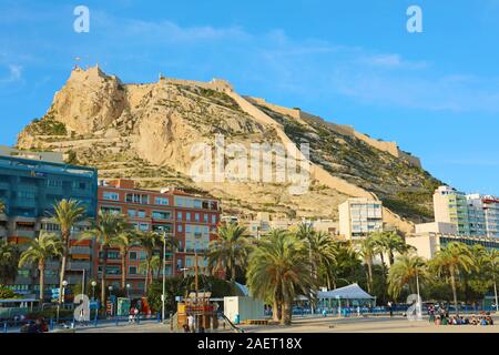 ALICANTE, Spanien - 29 NOVEMBER 2019: die Stadt Alicante und Santa Barbara Burg auf dem Berg Benacantil, Spanien Stockfoto