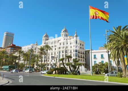 ALICANTE, Spanien - 30. NOVEMBER 2019: Alicante Explanada de Espana mit Casa Carbonell Gebäude und spanische Flagge Stockfoto