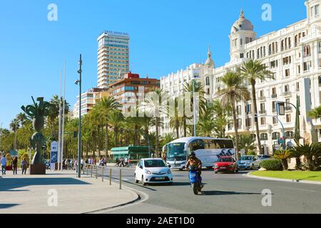 ALICANTE, Spanien - 30. NOVEMBER 2019: Alicante Explanada de Espana mit Casa Carbonell Gebäude Stockfoto