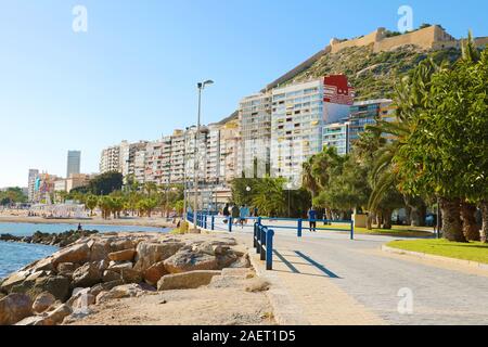 ALICANTE, Spanien - 30. NOVEMBER 2019: Alicante Stadtbild und die Burg Santa Barbara mit Paseo de Gomiz Promenade und Strand El Postiguet, Spanien Stockfoto