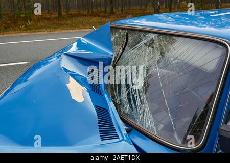 Oktober 4, 2019, Lilaste, Lettland: beschädigtes Altes Auto, in der UDSSR, auf der Autobahn an einer Unfallstelle wegen Nichteinhaltung der Abstand Stockfoto