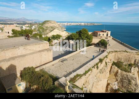 ALICANTE, Spanien - 29 NOVEMBER 2019: die Burg Santa Barbara und das Stadtbild von Alicante, Spanien. Stockfoto