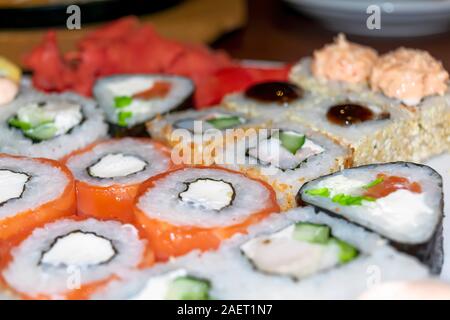 Große Teller mit verschiedenen Rollen und Sushi. Stockfoto