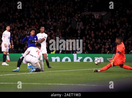 Chelsea's William (links) schießt in Richtung Ziel während der UEFA Champions League Match an der Stamford Bridge, London. Stockfoto