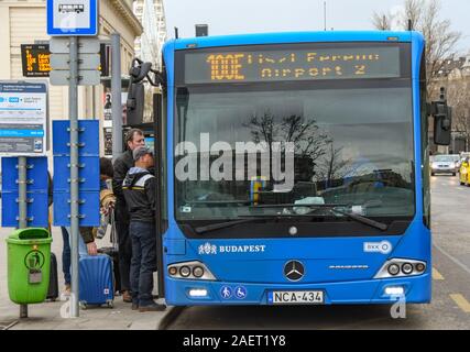BUDAPEST, Ungarn - März 2019: Leute, die auf einem Flughafen Bus an einer Bushaltestelle in Budapest City Center Stockfoto