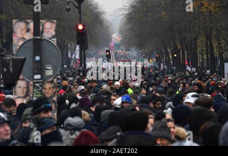 *** Streng KEINE VERKÄUFE IN DEN FRANZÖSISCHEN MEDIEN UND VERLAGE *** Dezember 05, 2019 - Paris, Frankreich: Zehntausende Menschen gegen die Rentenpolitik der französischen Regierung zu protestieren. Stockfoto