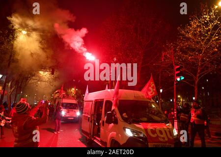 *** Streng KEINE VERKÄUFE IN DEN FRANZÖSISCHEN MEDIEN UND VERLAGE *** Dezember 05, 2019 - Paris, Frankreich: Zehntausende Menschen gegen die Rentenpolitik der französischen Regierung zu protestieren. Stockfoto