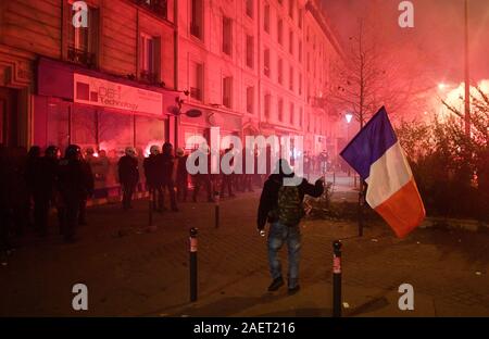 *** Streng KEINE VERKÄUFE IN DEN FRANZÖSISCHEN MEDIEN UND VERLAGE *** Dezember 05, 2019 - Paris, Frankreich: Zehntausende Menschen gegen die Rentenpolitik der französischen Regierung zu protestieren. Stockfoto